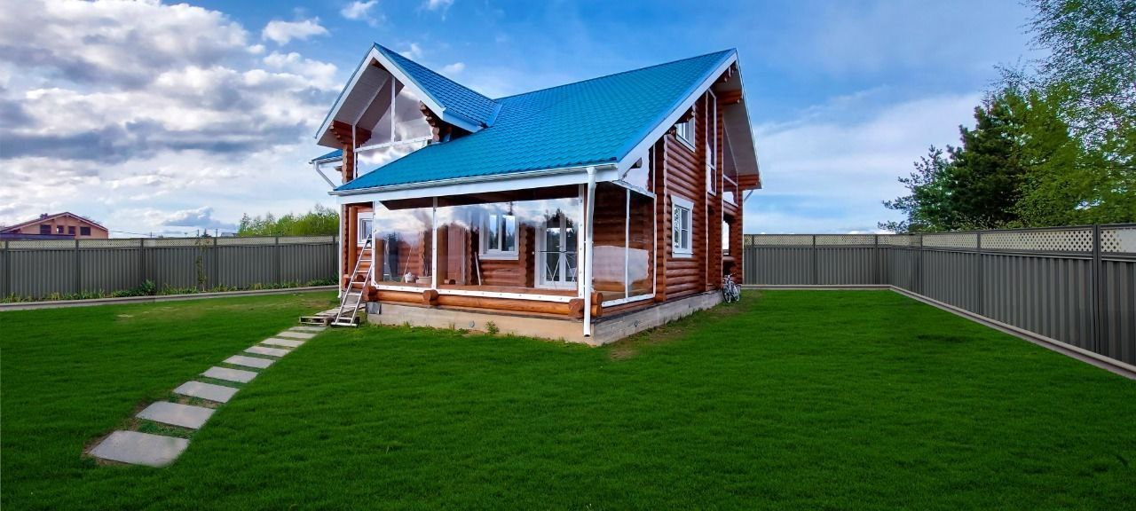 Мягкие окна на веранде загородного дома в Гусевском